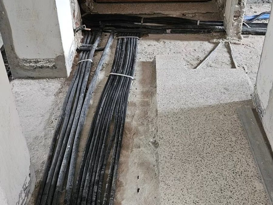 Tubi corrugati per i cavi elettrici a pavimento, in una ristrutturazione