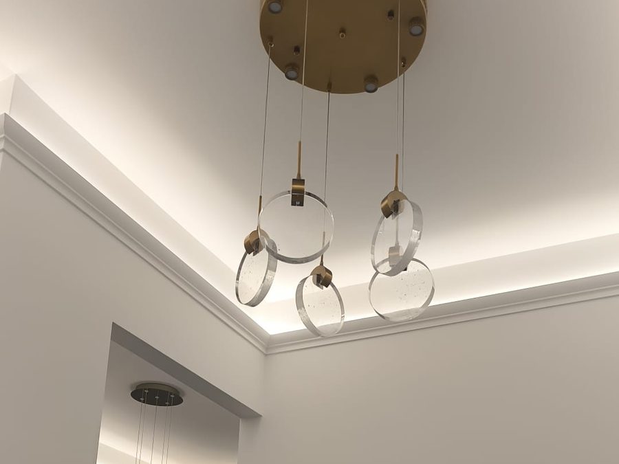 Controsoffitto con luce a LED e lampadario